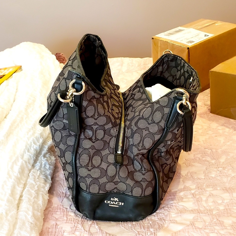 Coach Signature Classic Madison Maggie Shoulder Bag